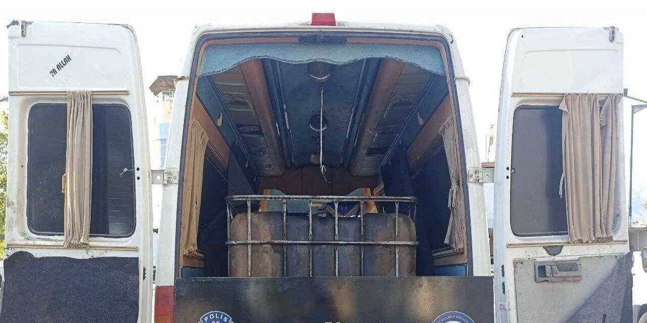 Takibe alınan minibüsten kaçak akaryakıt çıktı