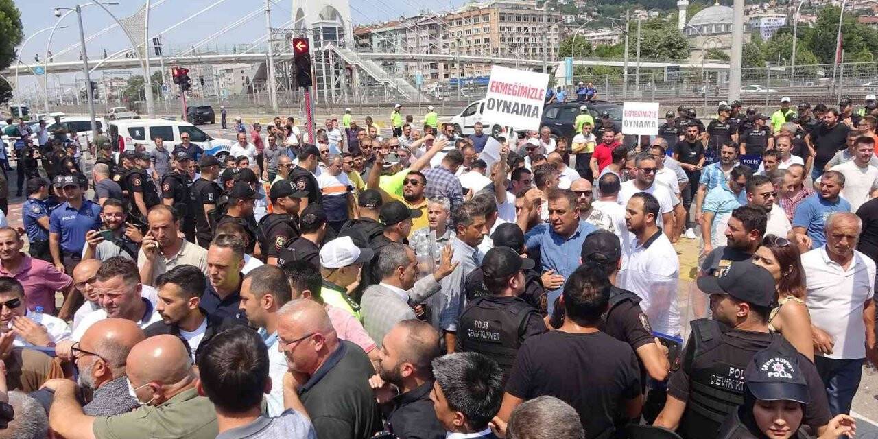 Servis esnafından büyük tepki, Kocaeli Büyükşehir Belediyesi’ne yürüdüler