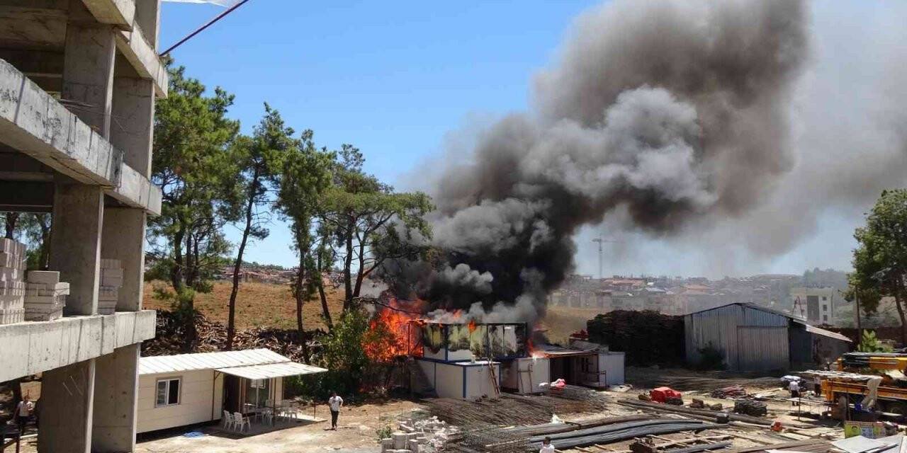 Antalya’da şantiye yatakhanesindeki korkutan yangın