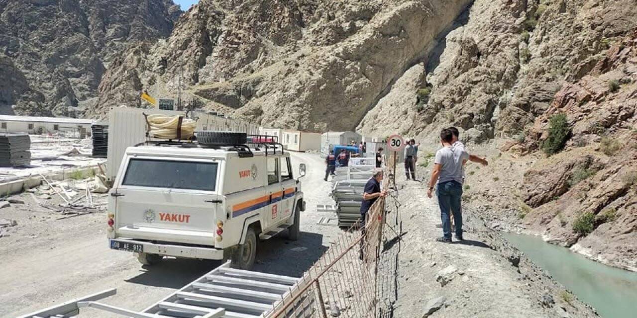 Serinlemek için Çoruh nehrine giren 18 yaşındaki işçi kayboldu