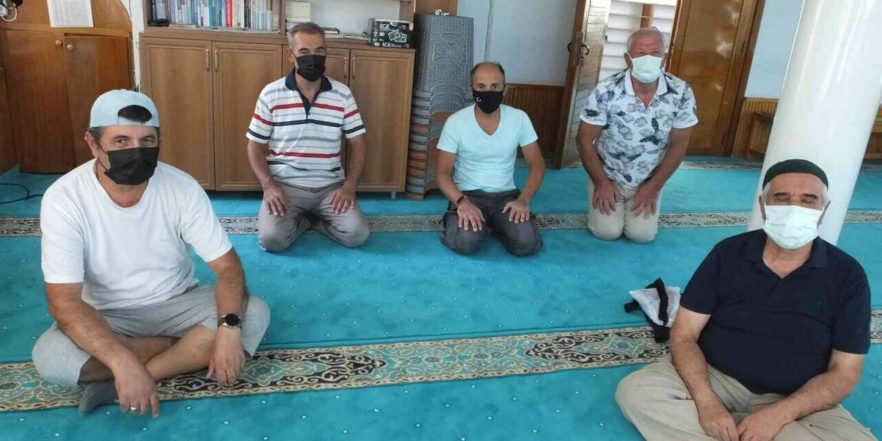 Burhaniye’de camilerde cemaat maske kullanımına özen gösteriyor
