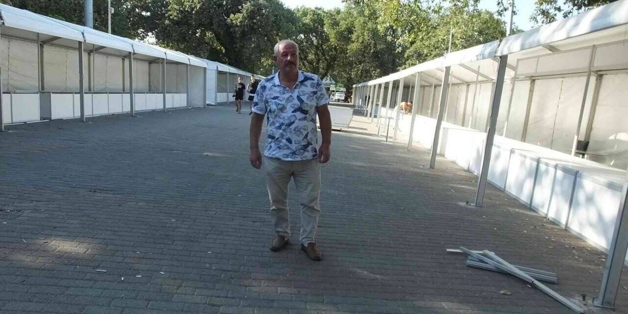 Burhaniye’de kitap fuarı için stantlar kuruldu