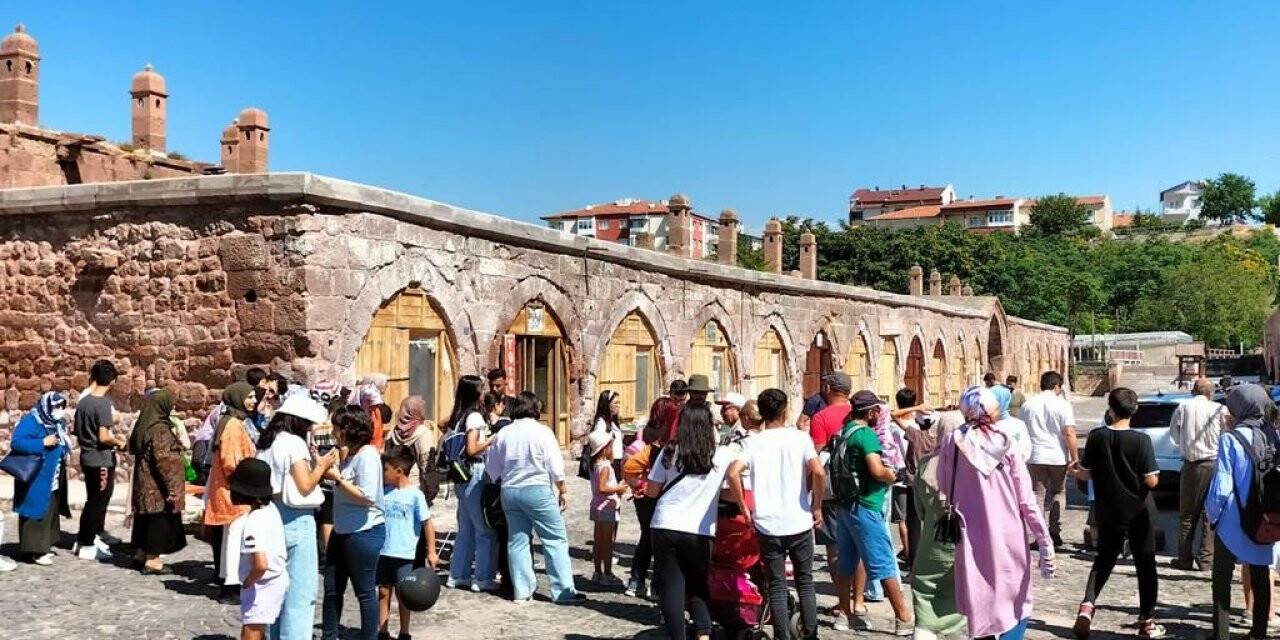 Büyükşehir’in kültür turları, gurbetçilere Kayseri’yi tanıtıyor