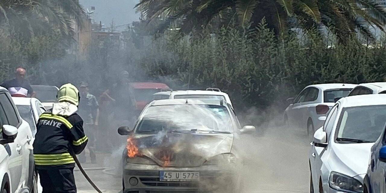 Manisa’da park halindeki otomobil yandı