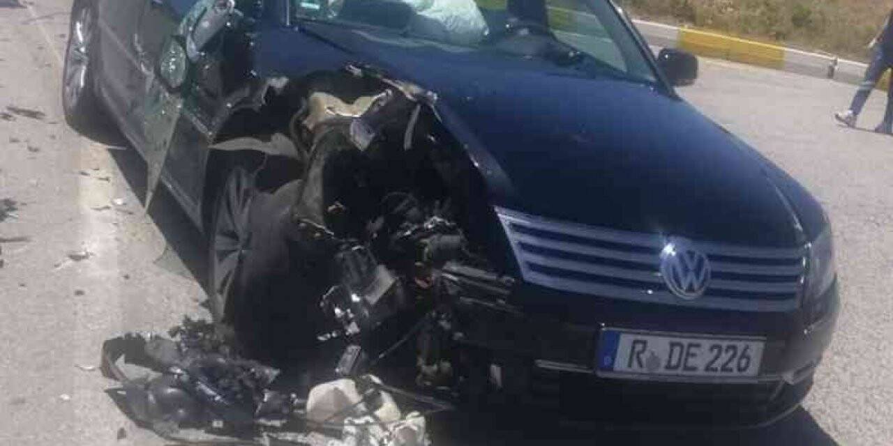 Otomobil traktöre çarptı, 5 kişi yaralandı