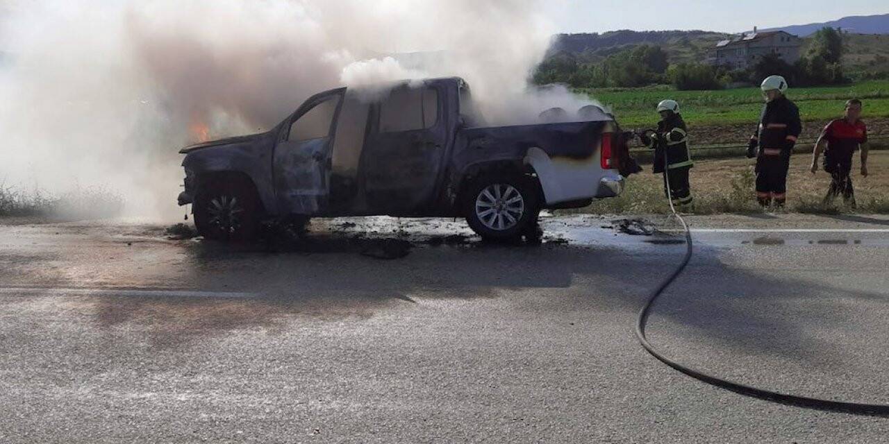 Seyir halindeki askeri araç alev alev yandı