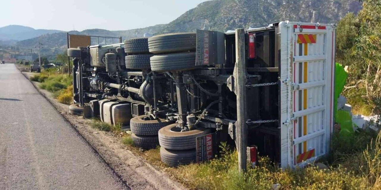 Gaz beton yüklü kamyon devrildi