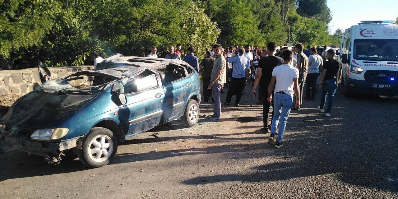 Gaziantep’te ağaca çarpan otomobil takla attı: 1’i çocuk 3 yaralı