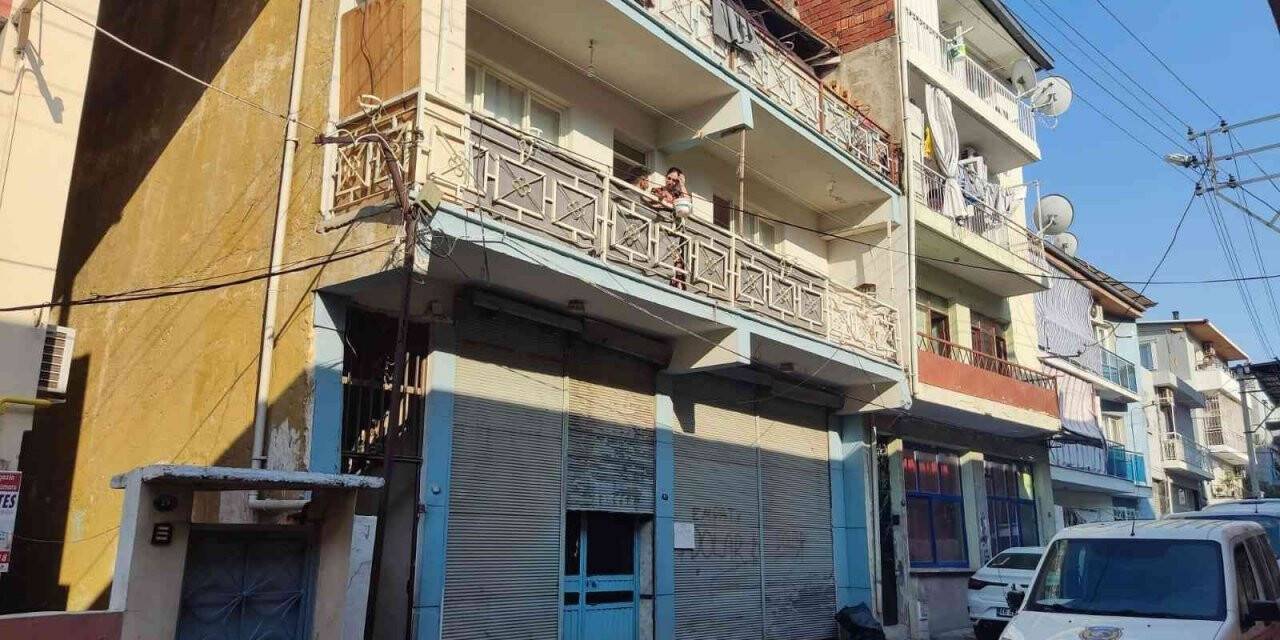 Karısının ilişkisi olduğunu düşündüğü genci defalarca bıçaklayarak öldürdü