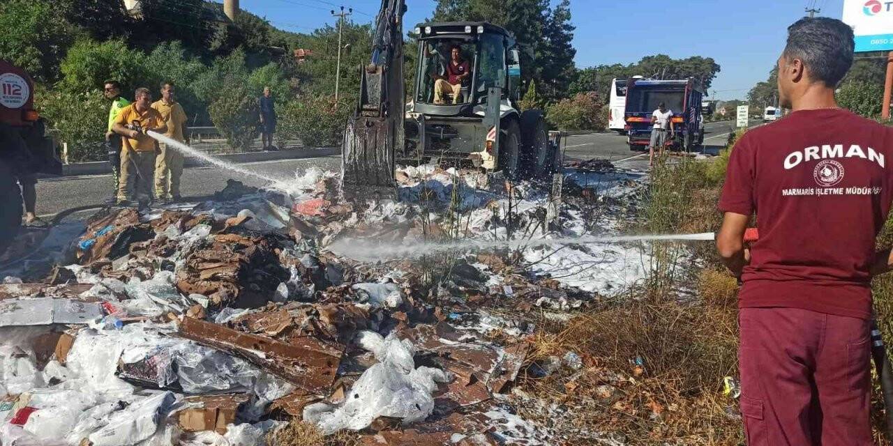 Alev alan çöp kamyonunu orman arazözü söndürdü