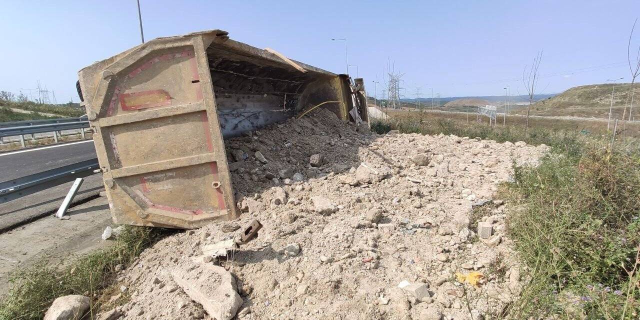 Sultangazi’de hafriyat yüklü tır devrildi: 1 yaralı