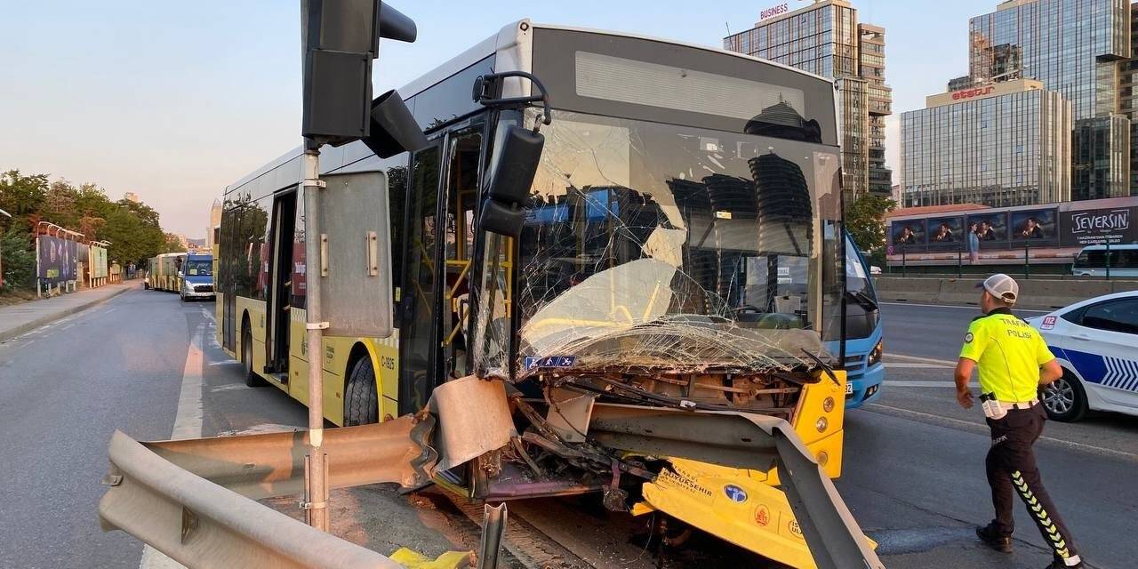 Üsküdar’da servis aracının sıkıştırdığı İETT otobüsü bariyerlere ok gibi saplandı