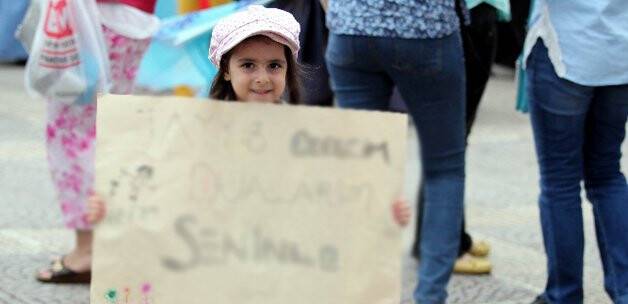 Minik kızdan Erdoğan'a anlamlı pankart: Dedecim