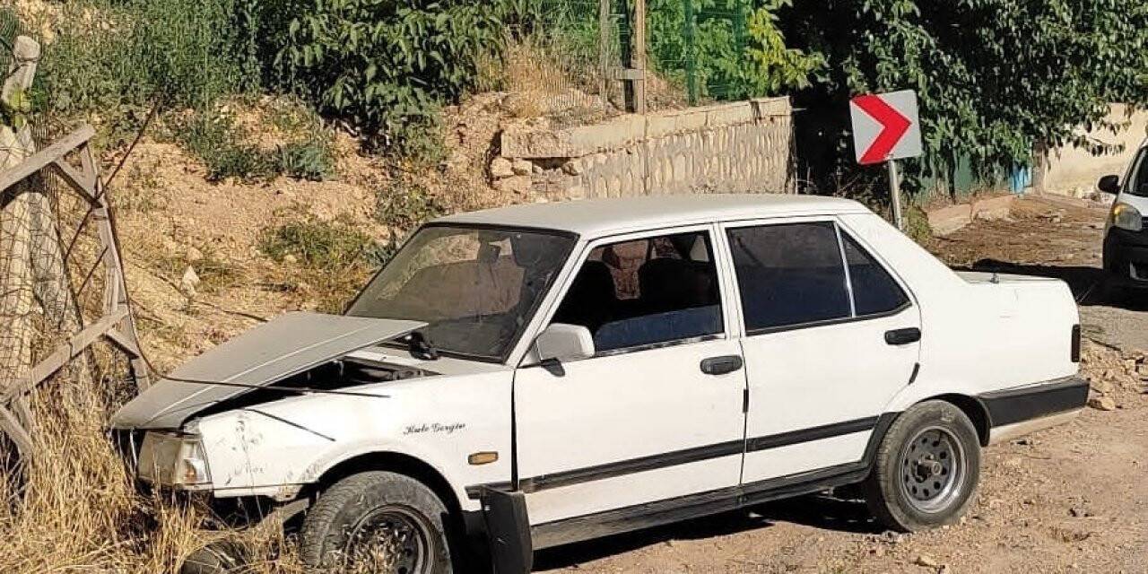 Malatya’da otomobil bahçe korkuluklarına çarptı: 3 yaralı