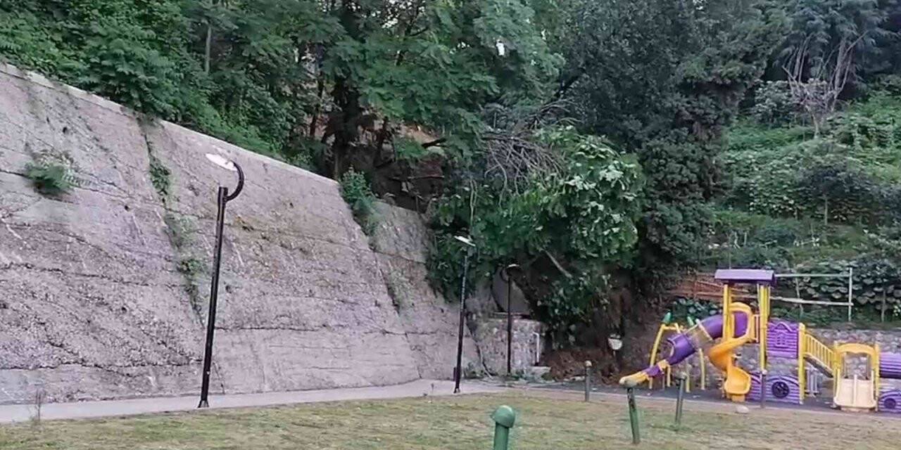 Rize’de çocuk parkında toprak kayması