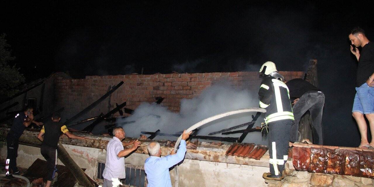 Manisa’da ahır yangını korkuttu