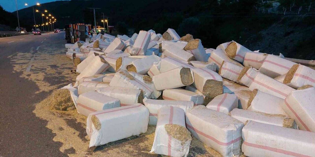 Samsun’da saman yüklü tır devrildi: 1 yaralı