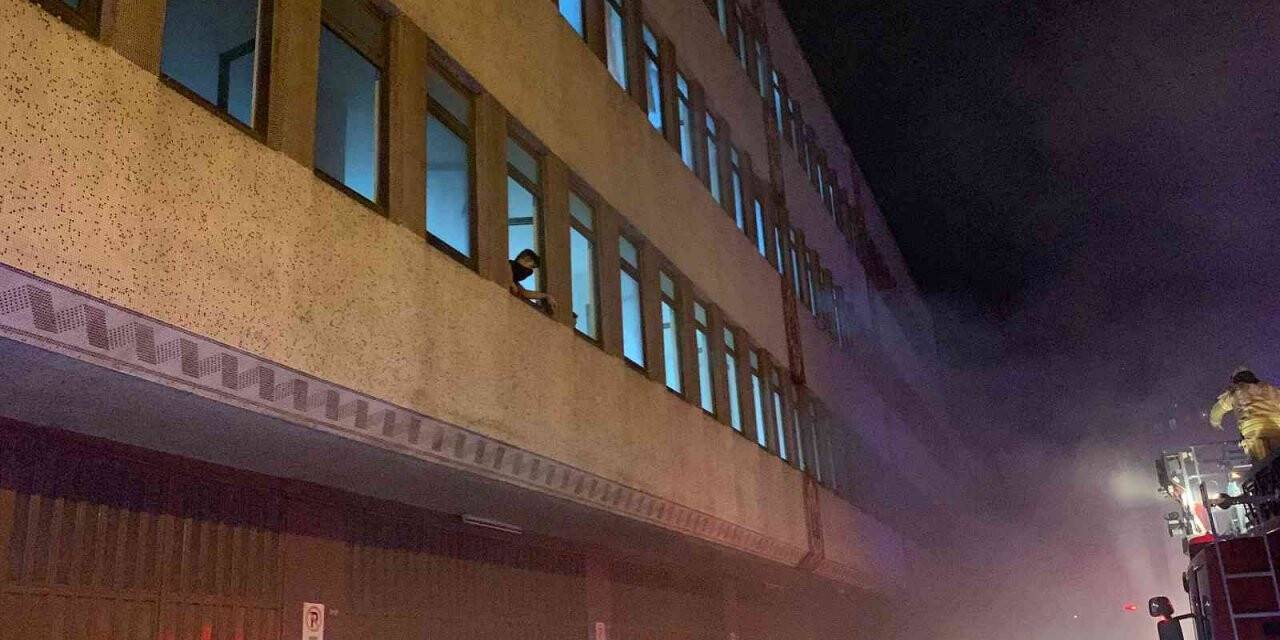 Bayrampaşa’da yangın çıkan iş yerinde mahsur kalan 3 kişiyi ve köpeği itfaiye kurtardı