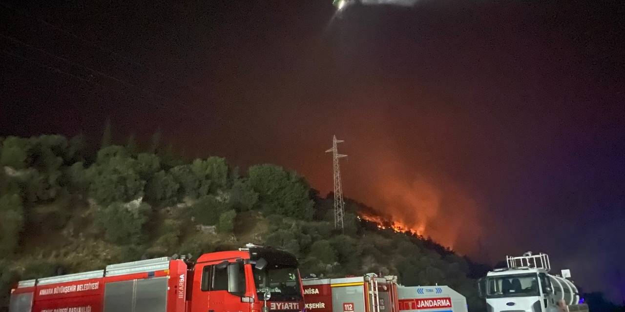 Söke’deki orman yangınında alevler geceyi aydınlattı