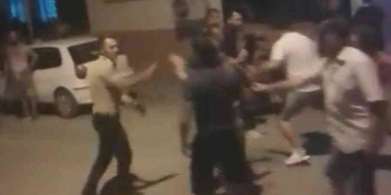 Böyle kavga görülmedi: Öfkesini alamayan taraflar kendilerini ayırmak isteyen bekçiye saldırdı