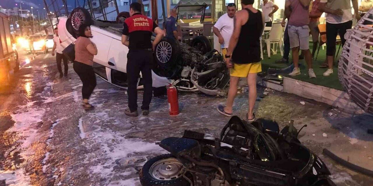 Kamyonet ve motosiklete çarpıp, işyerine girdi