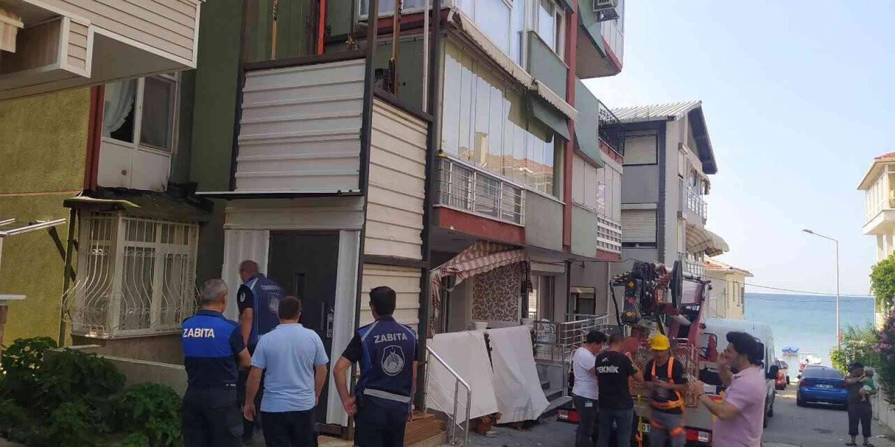 7 katlı binanın dışına evine rahat girebilmek izinsiz asansör yaptı