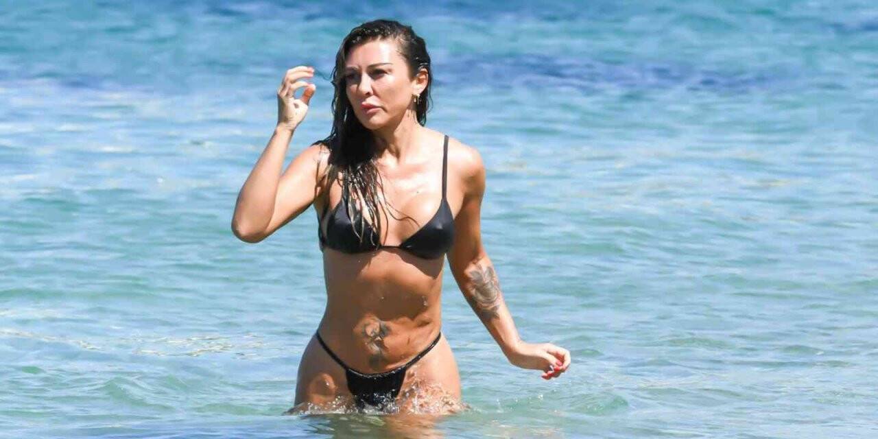 Şarkıcı Selen, denizin, kumun ve güneşin tadını çıkardı