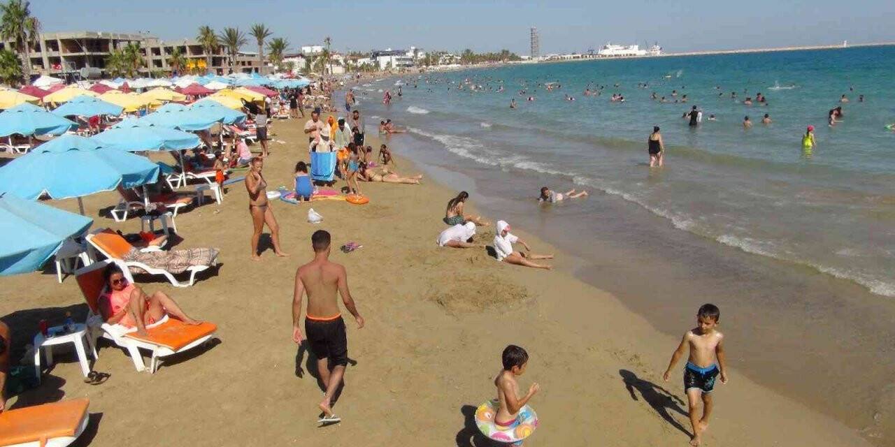 Sıcaktan bunalan soluğu denizde aldı