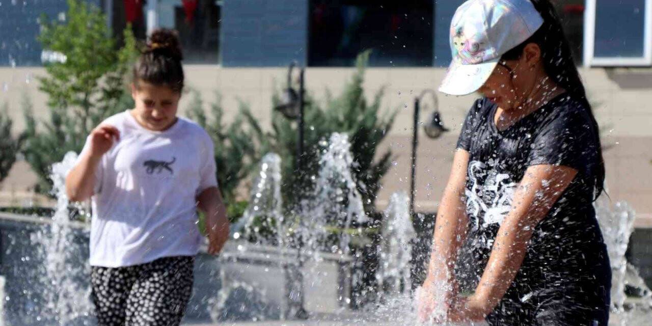 Bayburt’ta kavurucu sıcaklarda çocuklar fıskiyelerle serinledi
