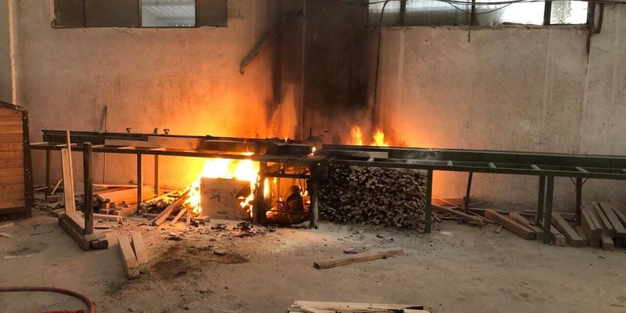 Orman ürünleri fabrikasında çıkan yangın büyümeden söndürüldü