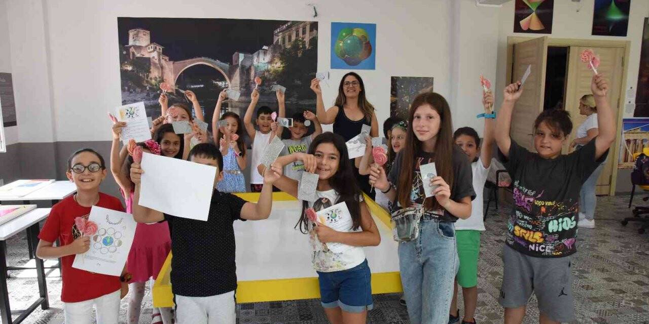 Çocuklar yaz bilim kampında hem öğreniyor hem eğleniyor