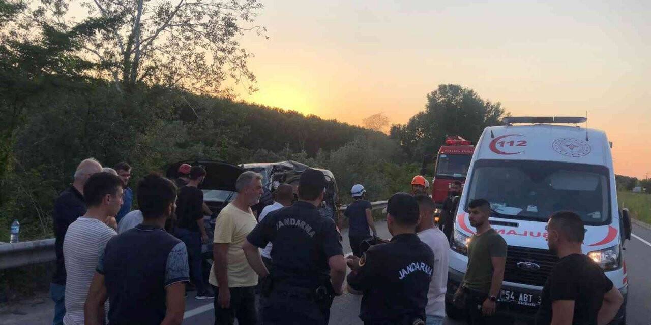 Tır ile hafifi ticari araç çarpıştı: 2 yaralı