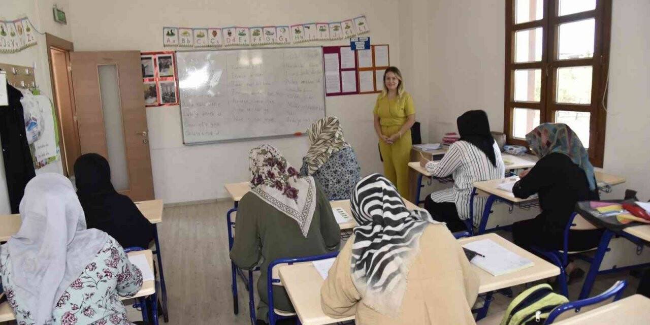 Yunusemre ile okuma yazma öğreniyorlar