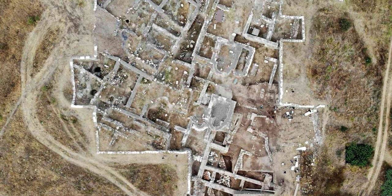 Helenistik döneme ait tapınak gün yüzüne çıkartılıyor