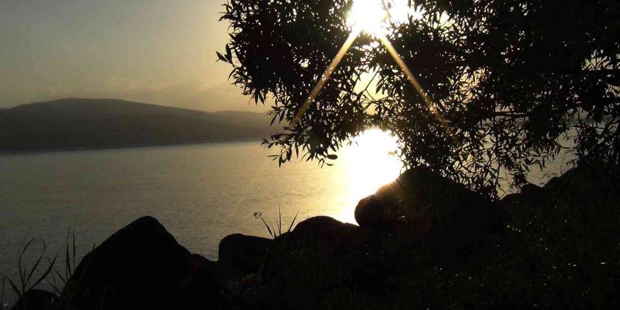 Çıldır Gölü’nde kartpostallık gün batımı
