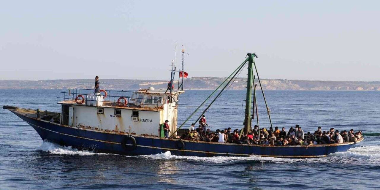 İtalya rotası üzerinde seyreden balıkçı teknesinde 226 göçmenin yakalanma anları kameralara yansıdı