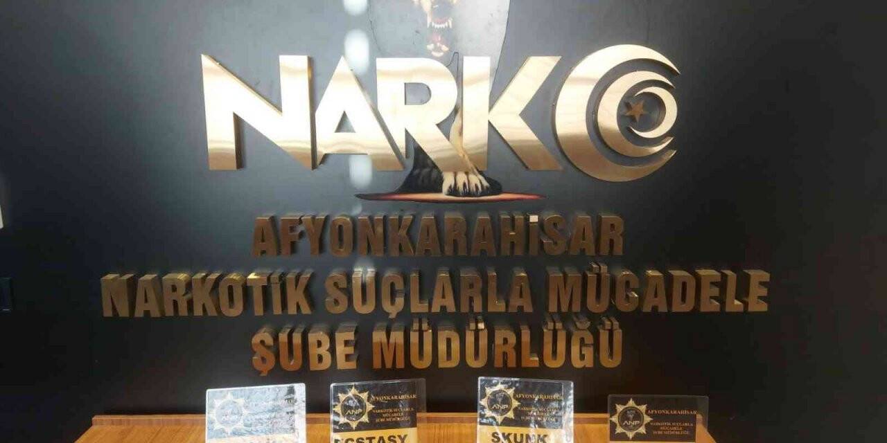 Polis otomobilde değişik tür ve miktarlarda uyuşturucu ele geçirdi