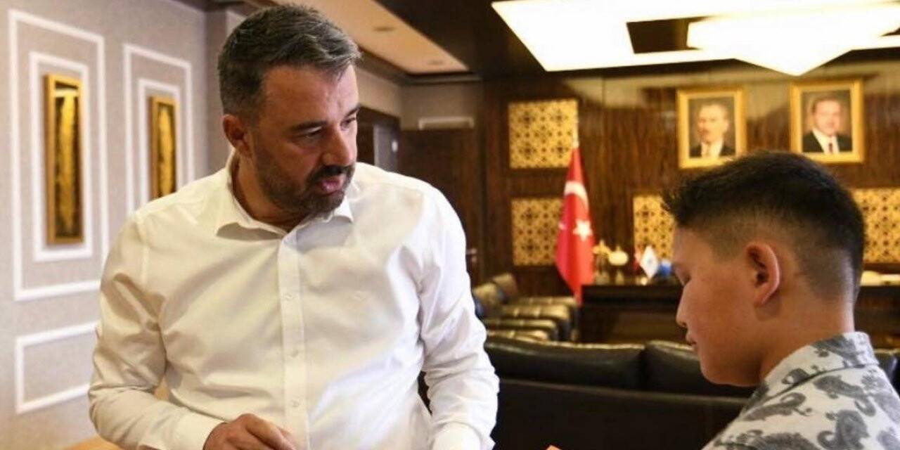 Pursaklar Başkanı Ertuğrul Çetin’den gençlere kitap okuma çağrısı