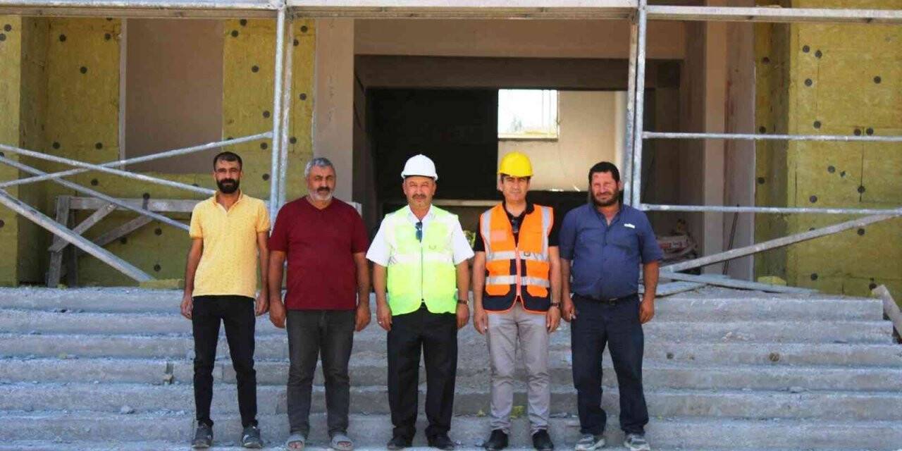 Müdür Başyiğit, yapımı ve tadilat çalışmaları devam eden okullarda incelemelerde bulundu