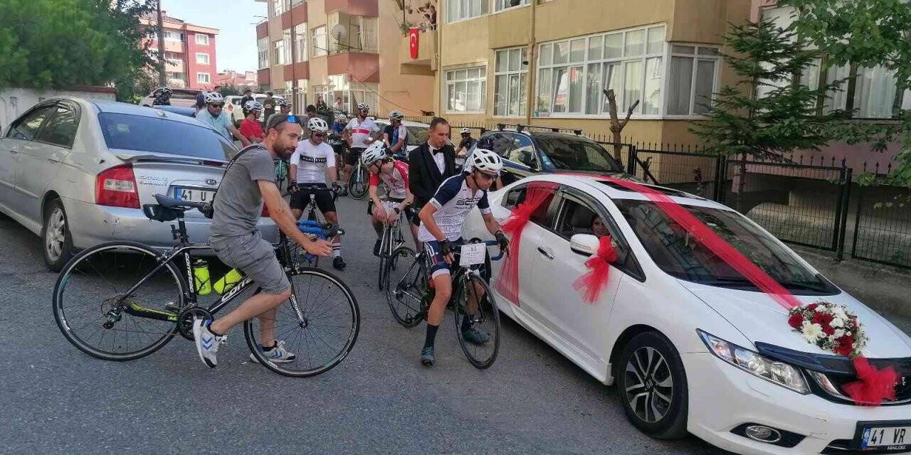 Bisikletli düğün konvoyu