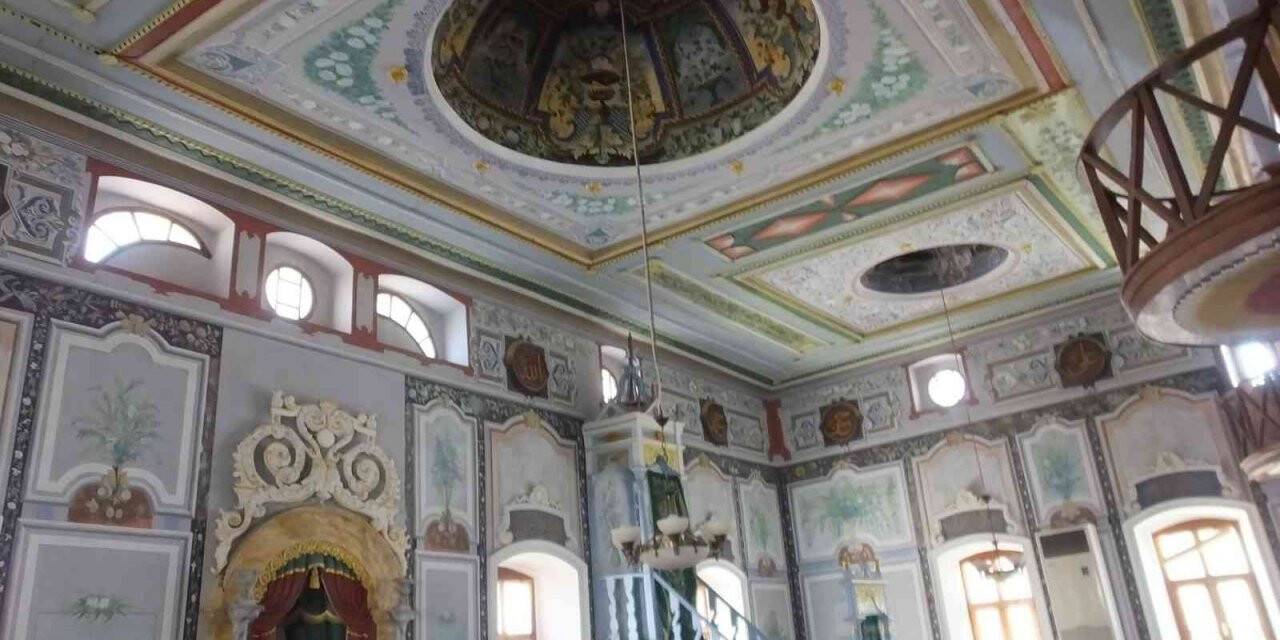 Rum ustalar ve Bulgar işçilerin yaptığı tarihi cami süslemeleriyle dikkatleri çekiyor