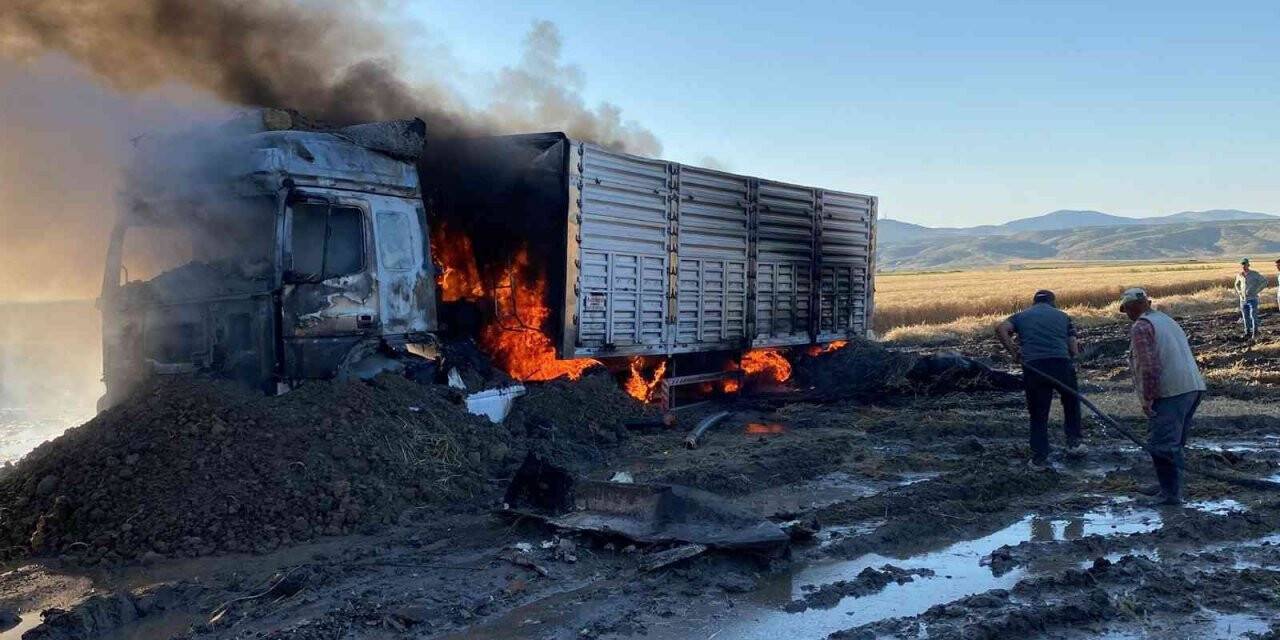 Tır alev alev yandı, dorsesindeki 30 ton buğday zarar görmedi