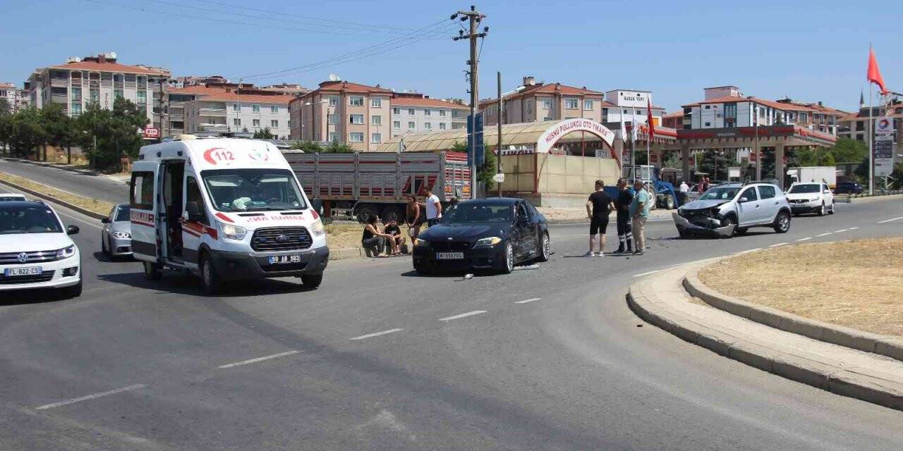 İki aracın çarpıştığı kaza kamerada: 1 yaralı