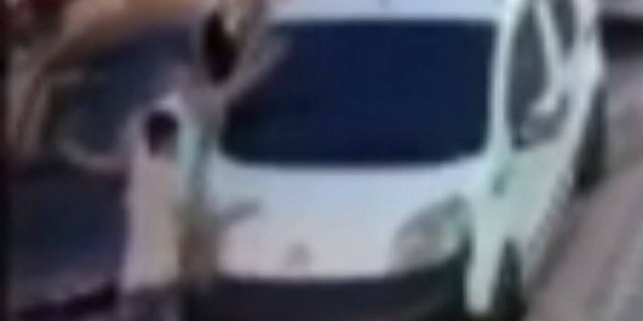 Zeytinburnu’nda otomobiliyle çarptığı genci iki aracın arasına sıkıştırdı