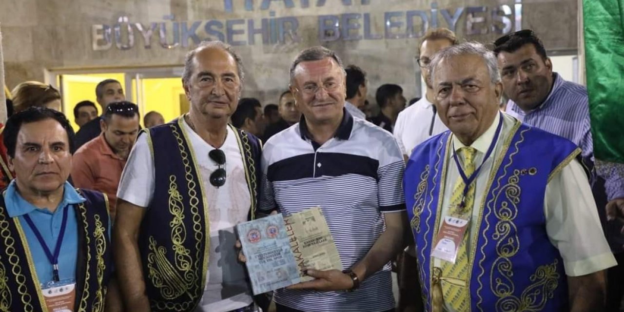 Kaya Muzaffer Ilıcak, Hatay BŞB Başkanı Lütfü Savaş’a kitaplarını hediye etti