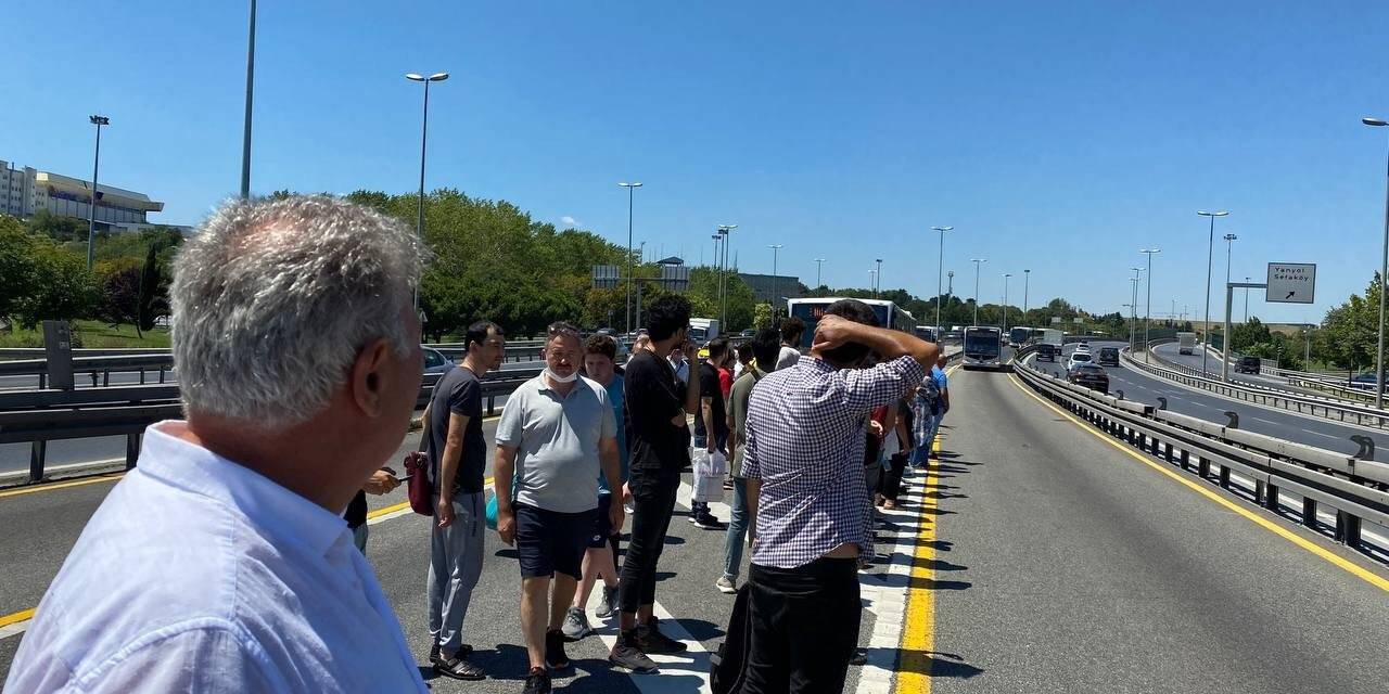 Metrobüs arıza yaptı, yolcular yolda kaldı