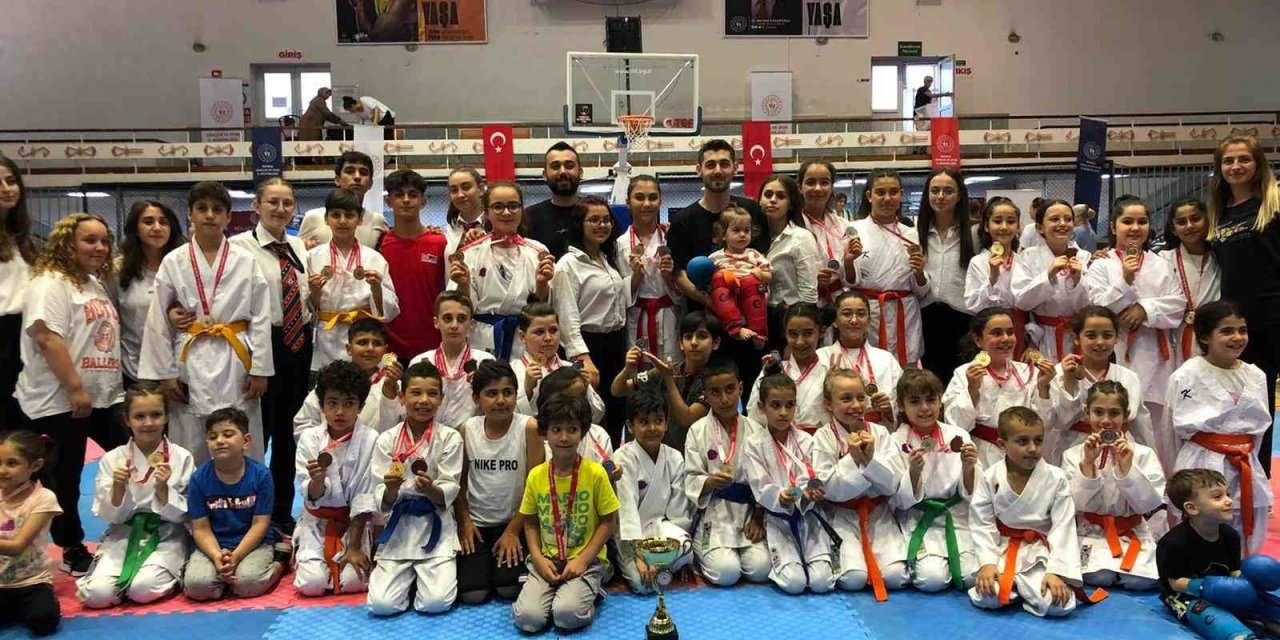 Manisa BBSK Karate Takımı bir yılda onlarca madalya kazandı