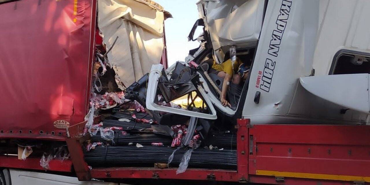 Meşrubat yüklü tır inşaat demiri yüklü tıra arkadan çarptı, 6 kişi yaralandı