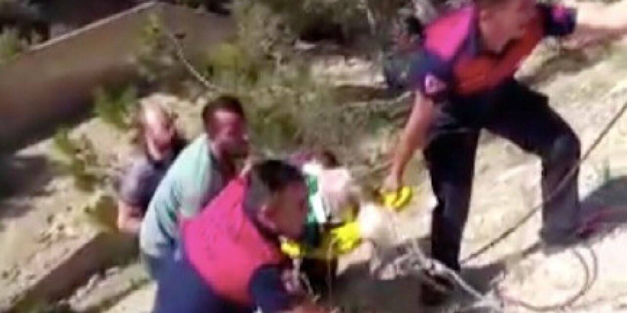 50 metrelik uçuruma yuvarlanan sürücü sedye ile çıkartıldı