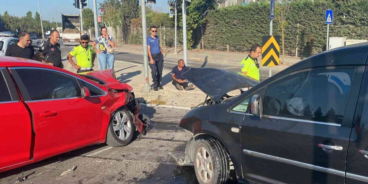 Hafif ticari araç ile otomobil çarpıştı: 2 yaralı